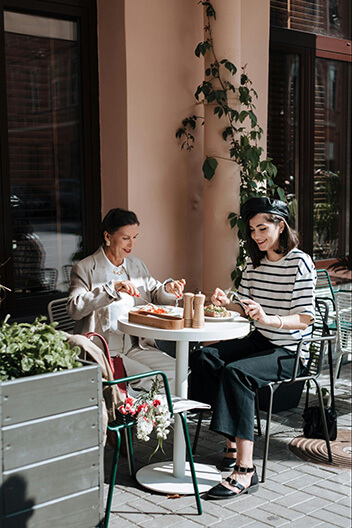 2 dames brunchen op een terras