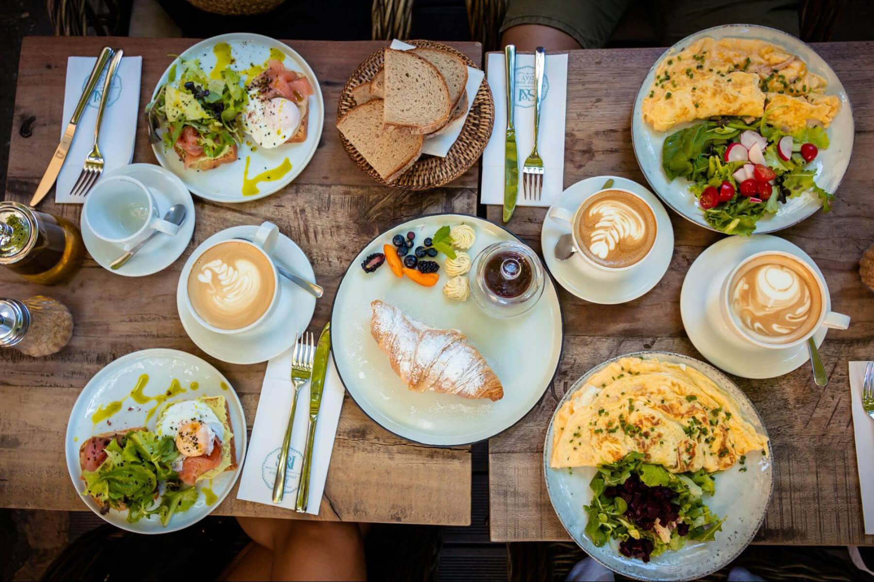 Gedekte tafel met brunch